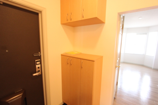 玄関　玄関を入るとホールがあります