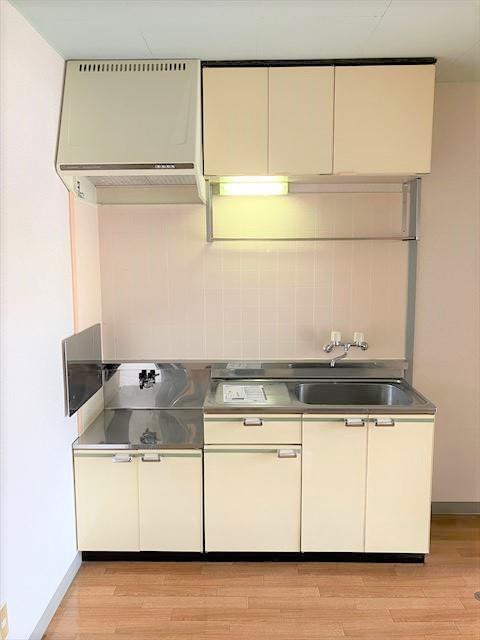 キッチン　上下収納付き