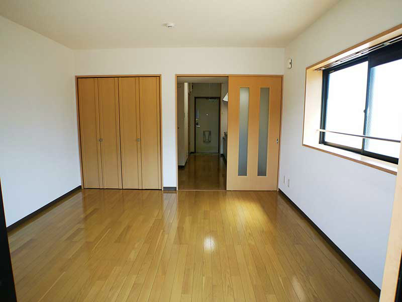 居室・リビング　角部屋なので出窓付き☆風通し良好です！