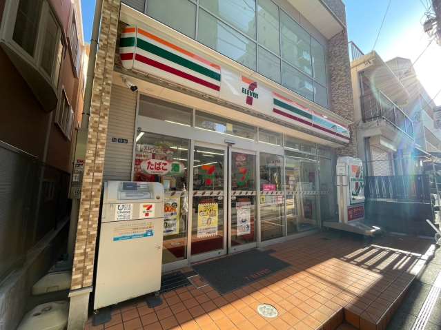 コンビニ　セブンイレブン（コンビニ）まで121m
