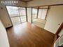 居室・リビング　同物件の別部屋になります。