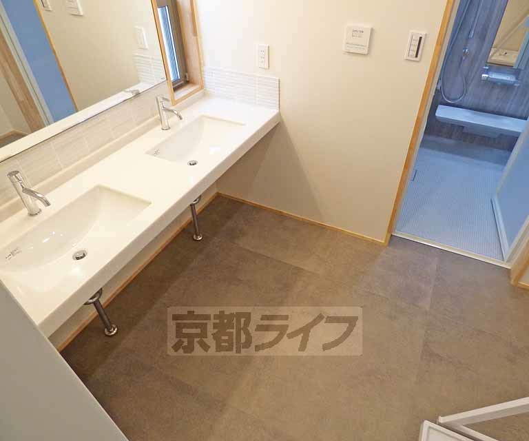 洗面設備　広々とした洗面所です。