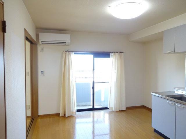 居室・リビング　南向きのリビングです