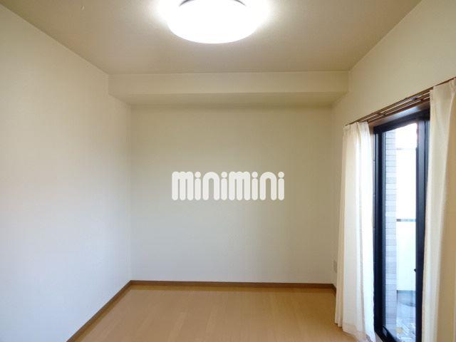 その他設備　リビング横の洋室です