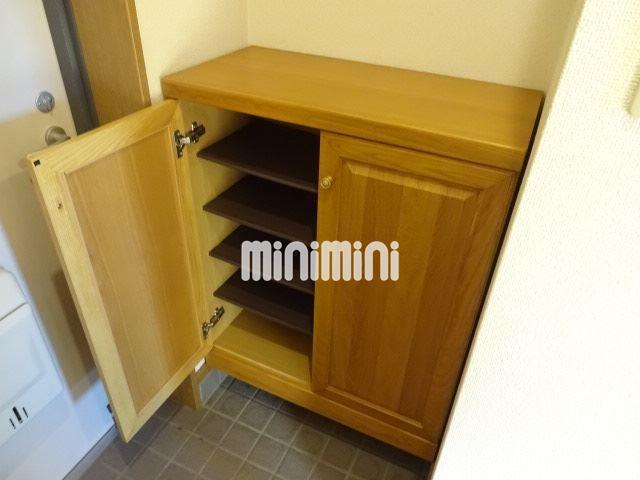 玄関　たくさん収納できるシューズボックスです