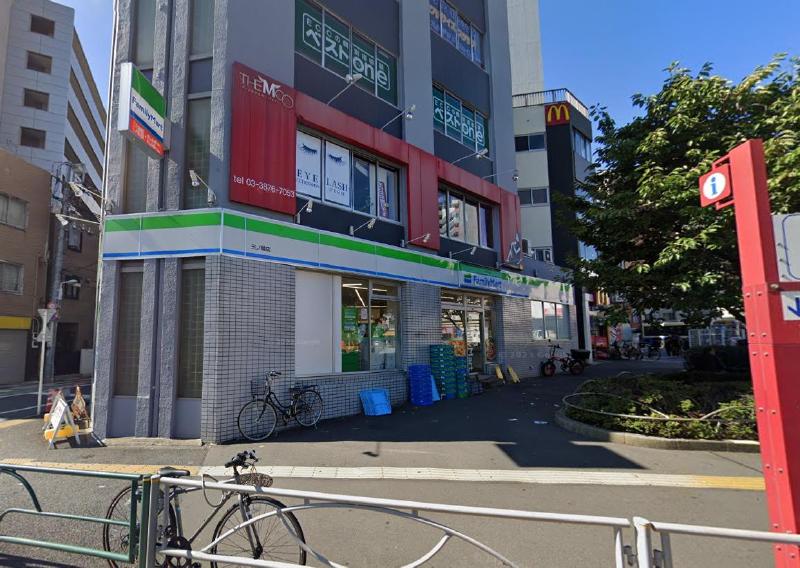 コンビニ　ファミリーマート（コンビニ）まで64m