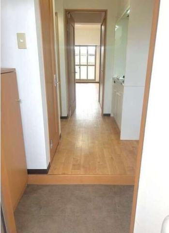 玄関　同物件の別部屋になります。