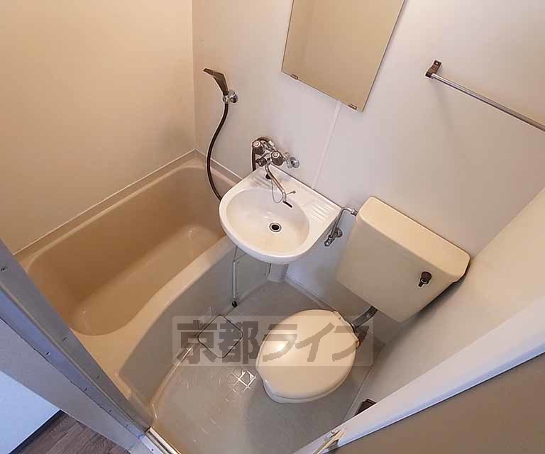 バス・シャワールーム　ユニットバスタイプです。