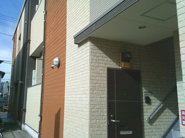 建物外観　建物内の共用階段