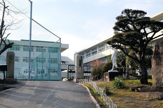 小学校　岡山市立妹尾小学校（小学校）まで728m