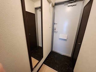 玄関　実際のお部屋と異なる場合がございます。