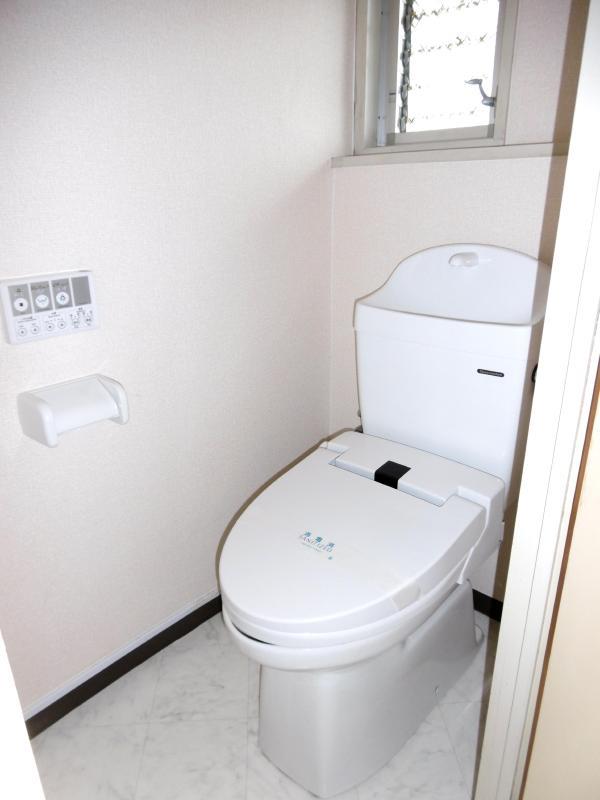 トイレ　トイレは窓があり、換気しやすいですね。