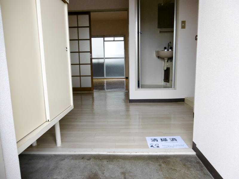 その他　玄関から室内を見たところです。