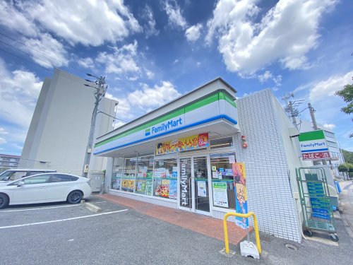 コンビニ　ファミリーマート 自由ケ丘店（コンビニ）まで733m