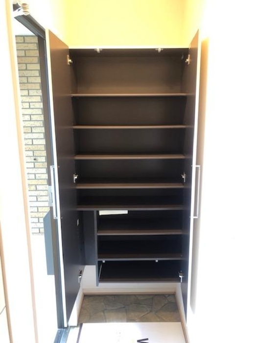 玄関　収納もある玄関です