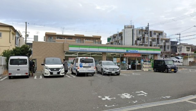 コンビニ　ファミリーマート　吹田江坂五丁目（コンビニ）まで744m