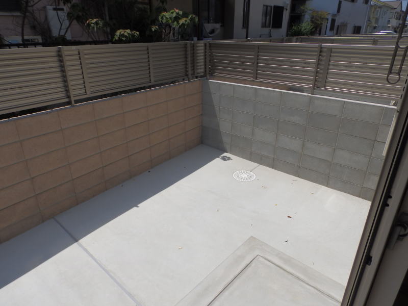 バルコニー　同仕様：庭