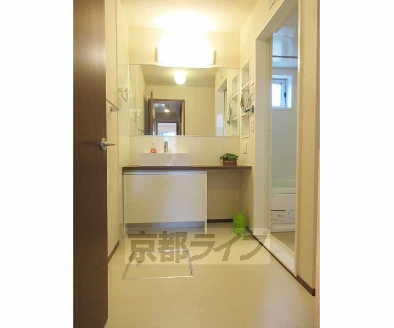 洗面設備　鏡が大きい！