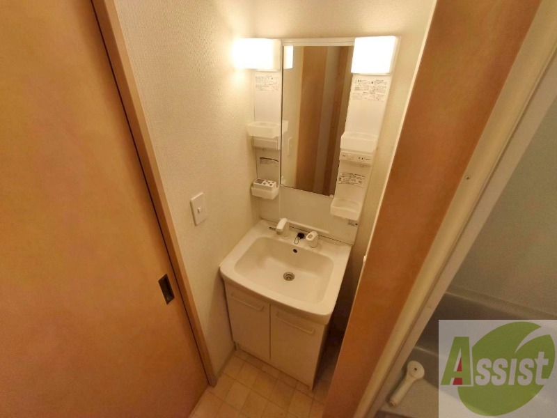 洗面設備　独立洗面台です。大きくてよいですね。シャンプーもできます！