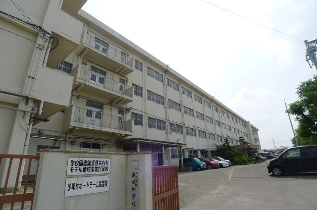 中学校　北九州市立本城中学校（中学校）まで882m