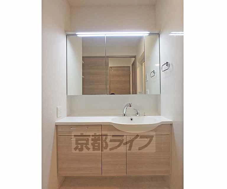 洗面設備　横に広い独立洗面台が特徴の物件です。