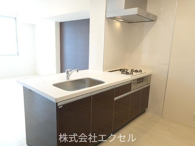 キッチン　3口ガスシステムキッチン（グリル付き）です。