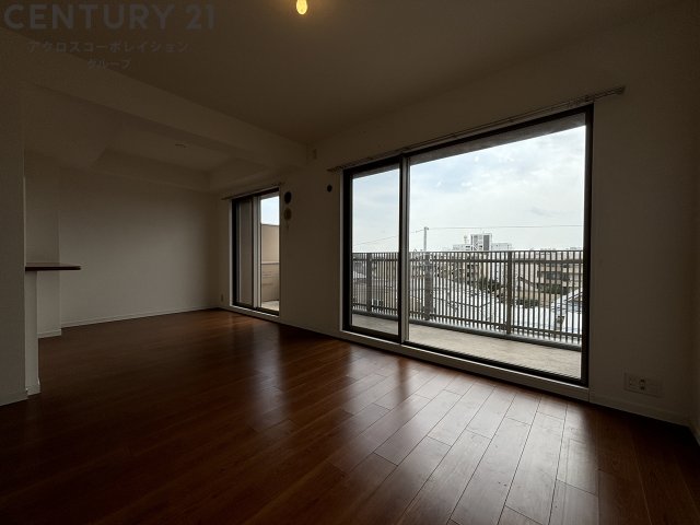 居室・リビング　床色が落ち着いた色合いで綺麗です♪