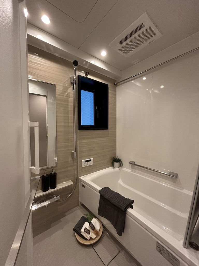 バス・シャワールーム　バスルーム　※窓あり