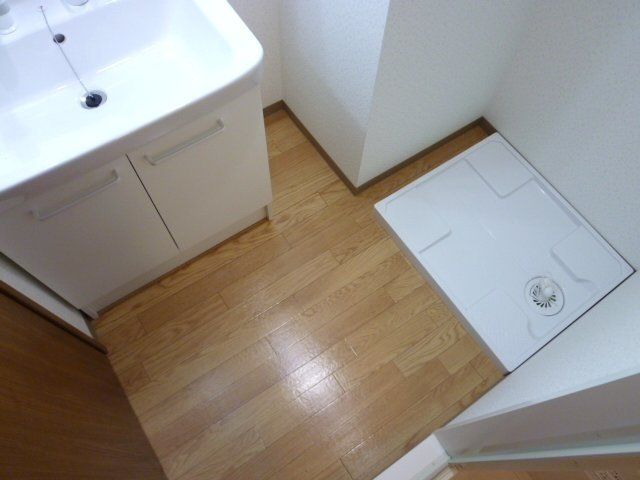 その他　脱衣場に室内洗濯機置場があります。