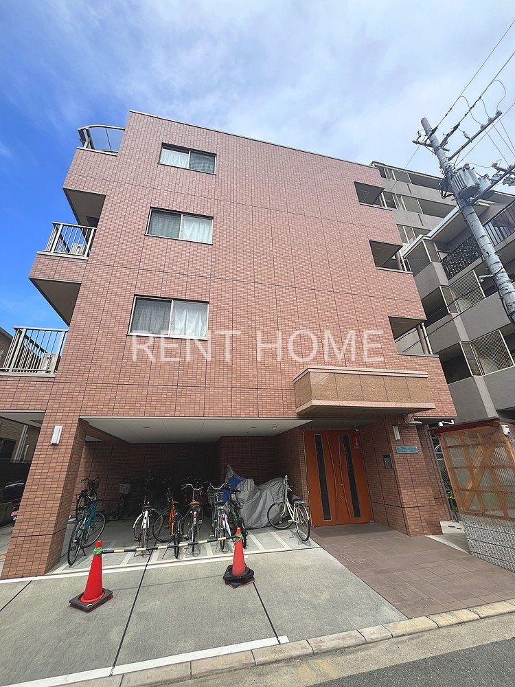 建物外観　4階建てのスマートな建物です。