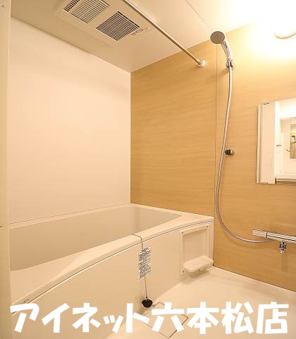 バス・シャワールーム　高級感のあるバスルームですね