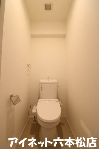 トイレ　温水洗浄便座完備です