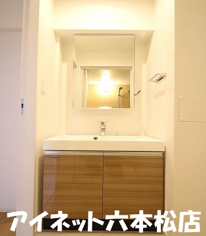 洗面設備　朝の支度には欠かせない設備ですね