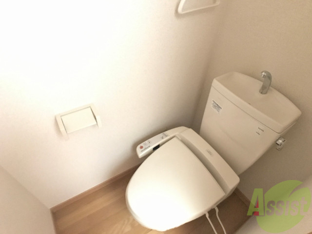 トイレ　人気のウォシュレットつきのトイレです。快適ですよ。