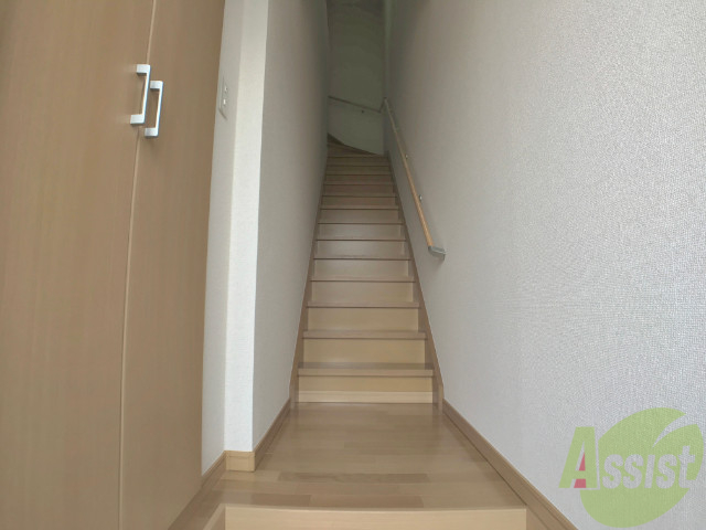 玄関　お部屋へは階段を登って上がります。左にあるのは下足入れです。