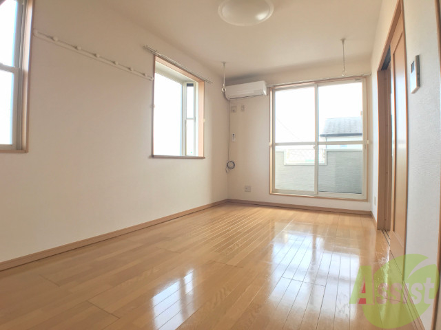 居室・リビング　明るい光が差し込む素敵なお部屋ですね～。