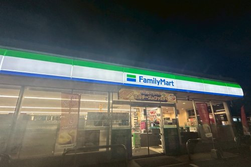 コンビニ　ファミリーマート 新居浜外山町店（コンビニ）まで737m