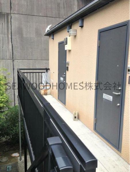 エントランス　閑静な住宅街に佇む、落ち着いた雰囲気の低層住宅。