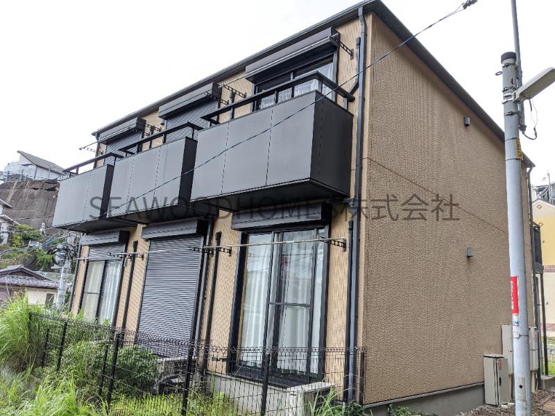 建物外観　閑静な住宅街に佇む、落ち着いた雰囲気の低層住宅。
