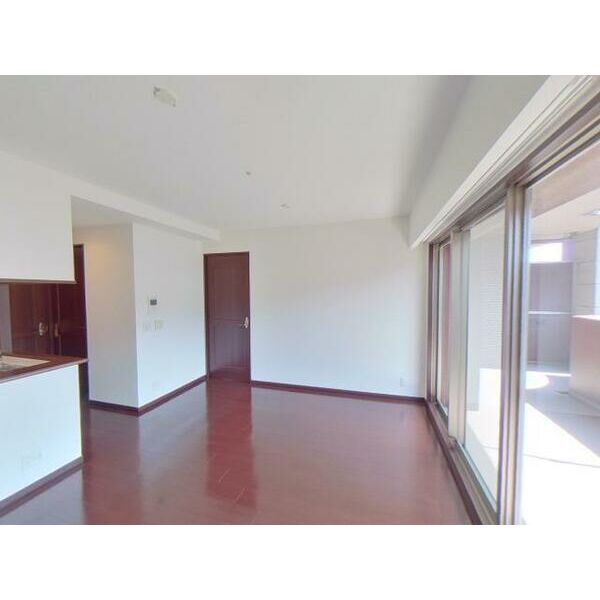 居室・リビング　床色が落ち着いた色合いで綺麗です♪