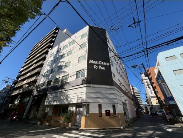 建物外観　冷蔵庫も十分置けるスペース