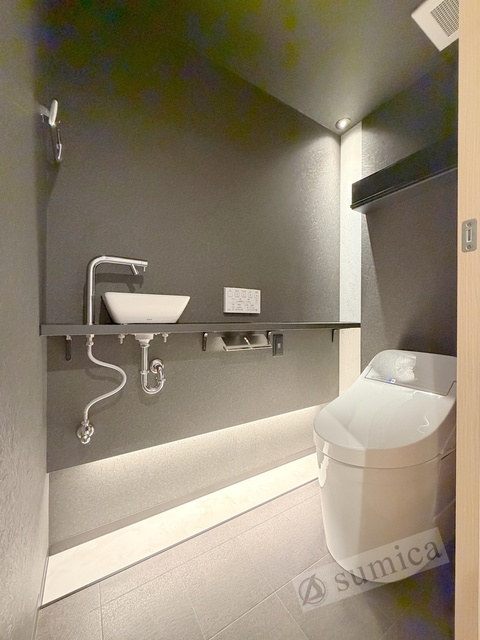 トイレ　人気アイテムの温水洗浄便座。清潔感のあるトイレです。