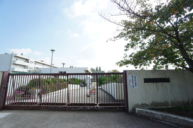 中学校　吹田市立片山中学校（中学校）まで550m