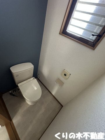 トイレ　落ち着いた色調のトイレです