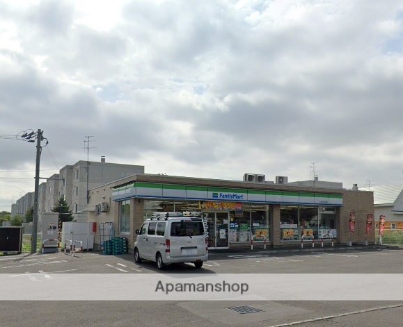コンビニ　ファミリーマート（コンビニ）まで493m