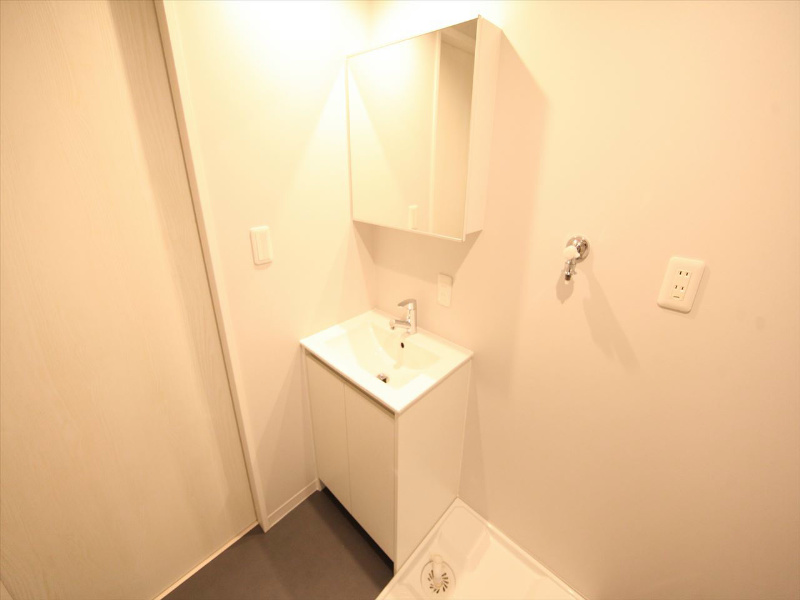 洗面設備　脱衣所　独立洗面台（シャンプードレッサー付）収納スペース有