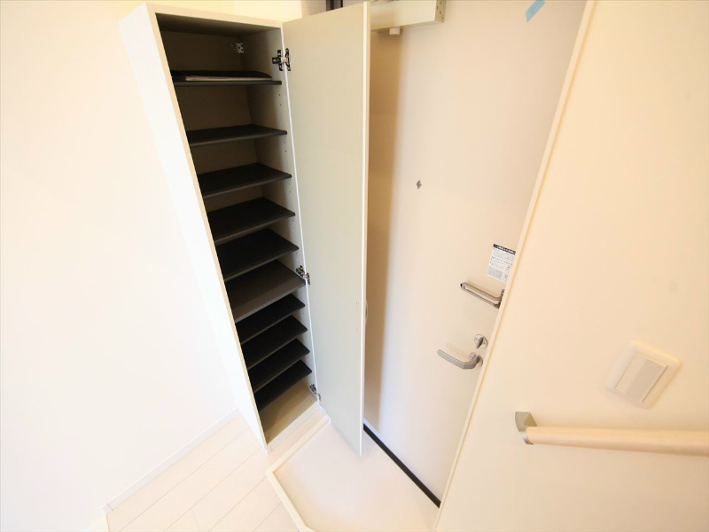 玄関　玄関　シューズボックス付（収納充実してます）