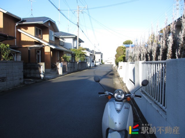 その他　前面道路（道路側より）