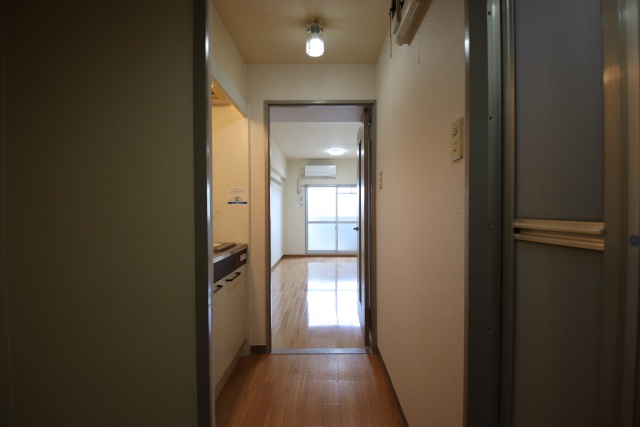 玄関　※別部屋の参考写真です