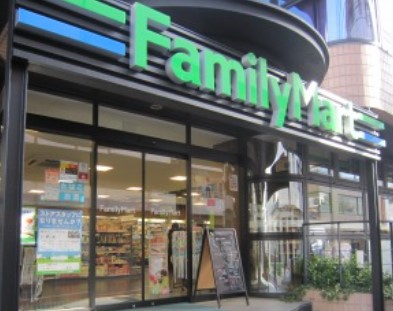 コンビニ　ファミリーマート南青山四丁目店（コンビニ）まで206m